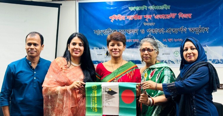 এভারেস্ট জয় শেষে জাতীয় পতাকা প্রত্যার্পণ করলেন নুরুননাহার নিম্নি