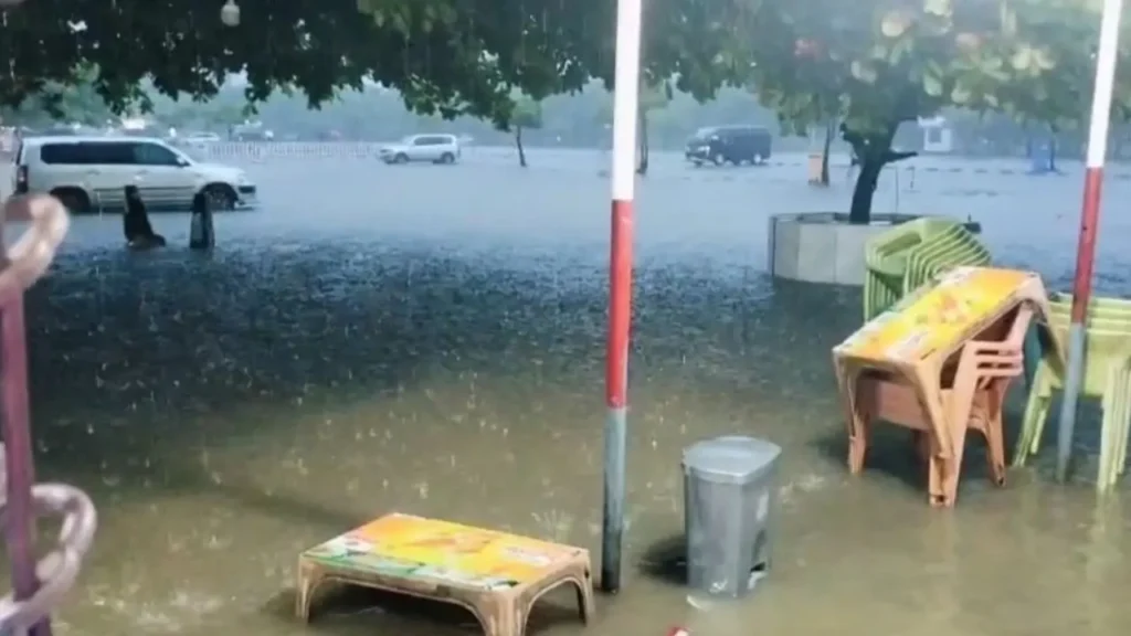 টানা বৃষ্টিতে চট্টগ্রাম বিমানবন্দরের প্রবেশপথ ও পার্কিং এলাকায় জলাবদ্ধতা