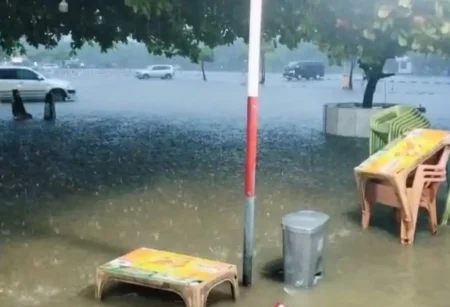 টানা বৃষ্টিতে চট্টগ্রাম বিমানবন্দরের প্রবেশপথ ও পার্কিং এলাকায় জলাবদ্ধতা