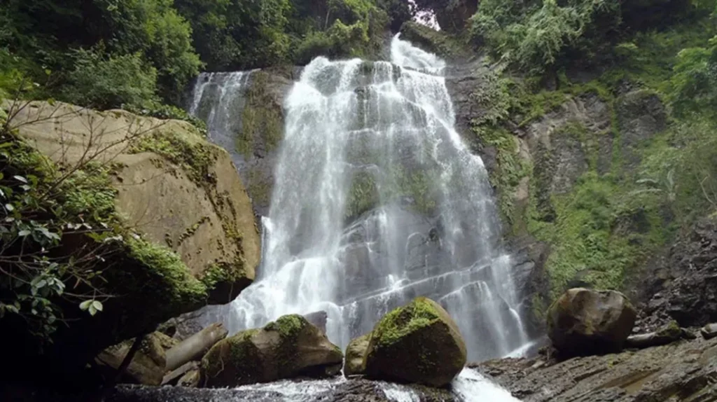 প্রকৃতির অপার সৌন্দর্য জাদিপাই ঝরনা
