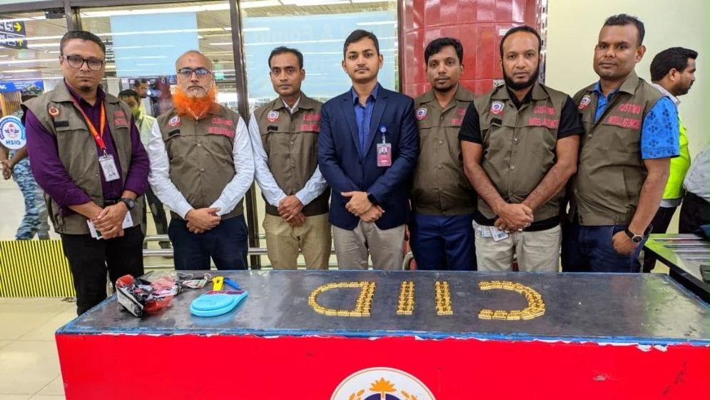 বিমানকর্মীদের জুতায় ৮০ স্বর্ণবার, উদ্ধার ১৬ কোটি টাকার চালান